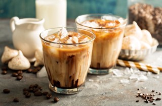 Caffè in ghiaccio con latte di mandorla con la ricetta leccese originale