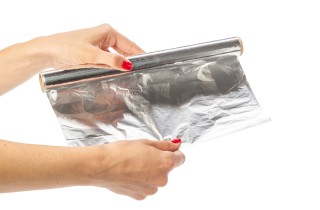 Capelli mossi con la carta stagnola: come procedere per una piega duratura