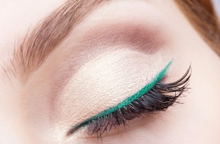 Come mettere l’eyeliner colorato e realizzare un trucco brillante