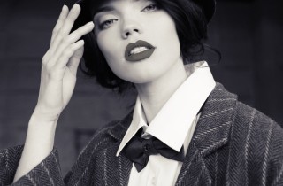 Come imitare lo stile di Coco Chanel con abiti, trucco e acconciatura