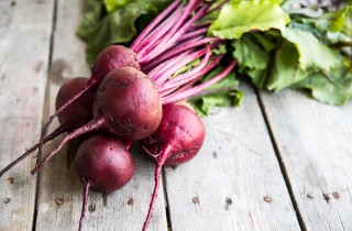 Come cucinare le barbabietole rosse fresche e precotte