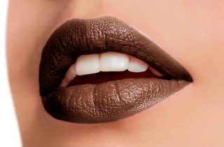 Il ritorno del rossetto marrone, la tendenza degli anni 90