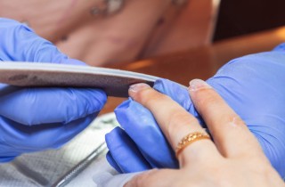 Unghia rotta, meglio tagliarla o limarla?