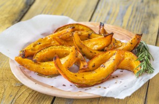 Zucca al forno gratinata con olive e rosmarino: la ricetta golosa da provare