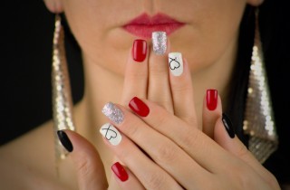 Le 10 nail art in rosso e argento più belle per la stagione fredda