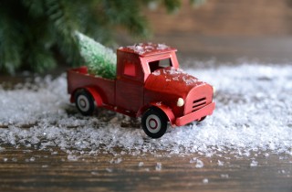 Alberi di Natale con coni polistirolo fai da te: 2 idee alternative