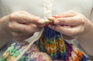 Scaldacollo ai ferri con bottoni: tutorial e spiegazioni dello schema facile