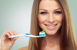 Le cause dell'alitosi e i rimedi naturali migliori per combatterla