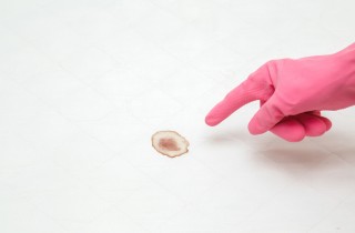 Come togliere le macchie di sangue dal materasso: i rimedi casalinghi da provare