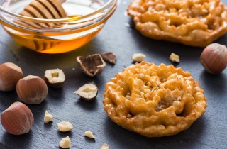 Cartellate pugliesi: storia e come si fanno secondo tradizione