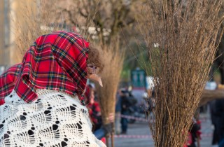 Costume Befana fai da te: le idee creative per il vestito e gli accessori