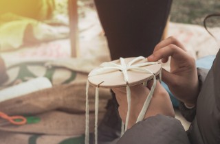 Lavoretti per bambini con il telaio circolare: intrecci di lana colorata
