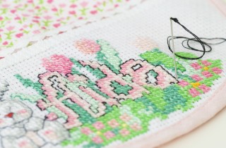Come ricamare un nome con il punto croce: consigli e schemi