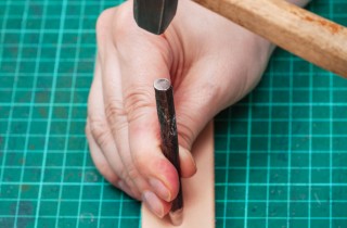 Come fare un buco nella cintura senza pinza