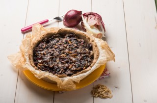 Come fare la torta salata di radicchio e taleggio in modo facile