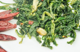 Come cucinare la cicoria ripassata in padella per un contorno veloce