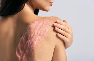 Come esfoliare la schiena correttamente