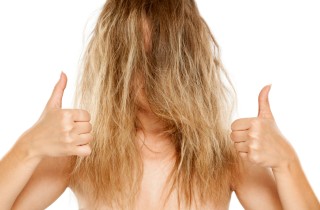 Come lisciare i capelli ribelli e crespi senza andare dal parrucchiere