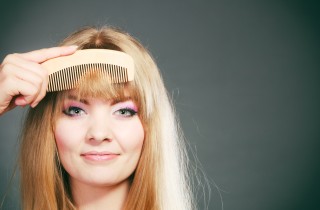 Frangia capelli: come tagliarla a casa