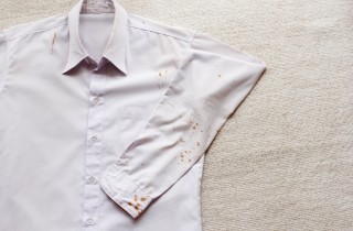 Macchie di ruggine: come toglierla dai tessuti