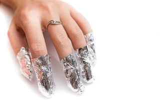 Come togliere lo smalto semipermanente a casa in 3 mosse