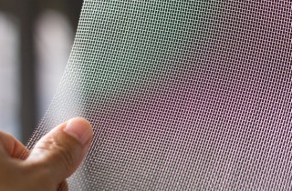 Come riparare una zanzariera strappata col fai da te