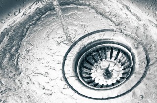 Le 7 cose da non buttare nel lavandino e perché fare attenzione