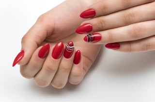 Unghie rosse e nere o argento: 7 nail art belle