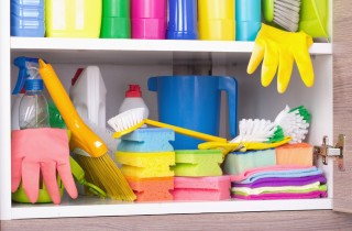 Come organizzare l’armadio dei detergenti per la casa