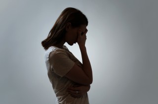 Come posso aiutare un’amica triste: frasi famose da scriverle