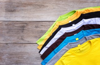 Come piegare le magliette velocemente: il video con i passaggi semplici