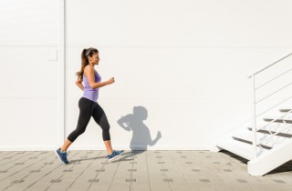 Quante calorie si bruciano correndo o camminando a passo svelto