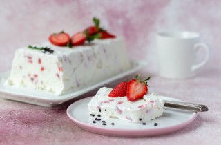 Semifreddo alle fragole: la ricetta con o senza panna