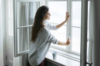 Come togliere il silicone dal vetro in 2 mosse