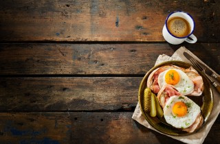 Uova al tegamino con speck e patate saltate: come prepararle in pochi passaggi