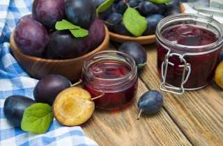 La ricetta delle prugne sciroppate da fare in casa facilmente