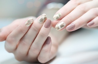 Nail art in color carne o pesca: 7 idee per la manicure