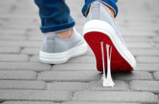 Come togliere la gomma da masticare dalle scarpe