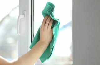 Come togliere la colla dal vetro senza fare danni