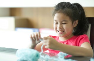 Lavoretti con la lana facili per i bambini: il fiore multicolore