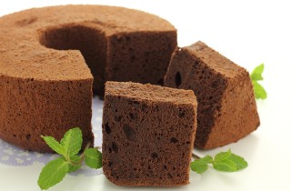 Chiffon Cake al cioccolato, la ricetta della torta alta e soffice