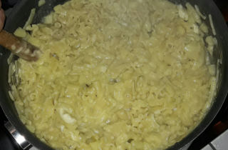 Pasta con patate e provola, la ricetta saporita