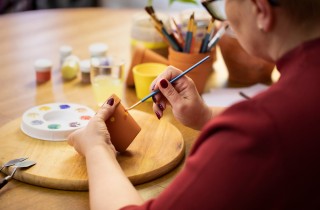 Come rinnovare i vasi di terracotta: 3 idee creative che vorrai fare