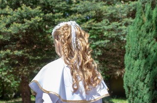 Acconciatura prima comunione con coroncina: la pettinatura facile