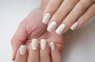 Nail art in colori neutri: 5 idee per una manicure naturale