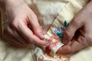 Ricamare un fiore su un buco: tutorial e idee