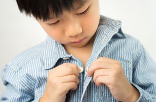Come educare i figli ad essere autonomi nel vestirsi: 9 consigli per semplificare il compito