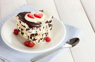 Torte a forma di cuore decorate con il cioccolato: 7 idee per le decorazioni