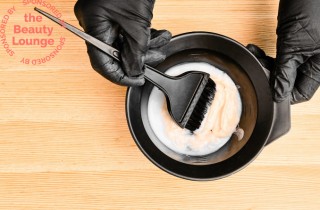 Come coprire i capelli bianchi con una tinta color biondo chiaro