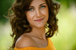 Come scegliere gli abiti in base al colore dei capelli